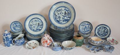 Lot d'assiettes en porcelaine bleu-blanc...