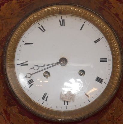 Pendule œil de bœuf en tôle relaqué rouhe...