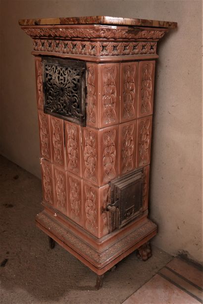 Poêle en fonte et céramique à glaçure rose,...