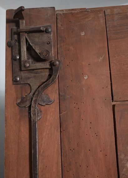 Armoire en bois naturel à deux portes moulurées...