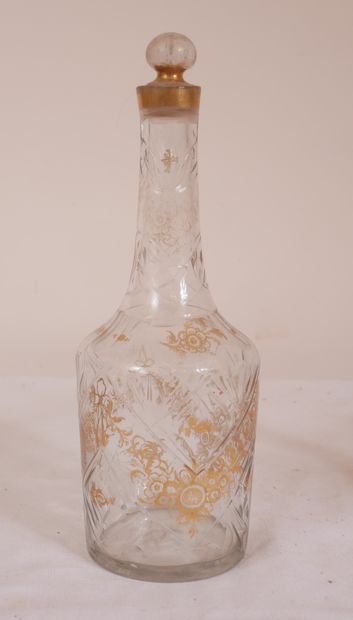 Lot de bouteilles, flacons, coupe couverte...