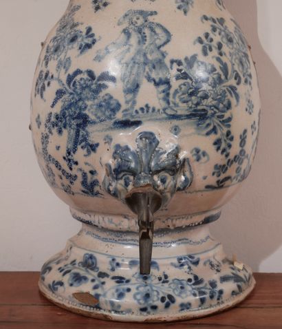 Fontaine en faïence à décor blanc-bleu

H...