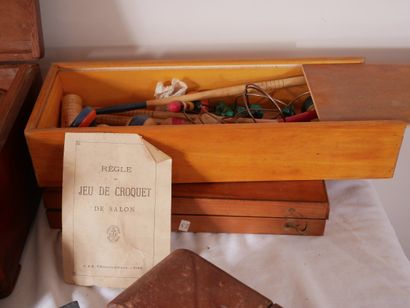 Lot de jeux divers dont dominos, jacquet,...