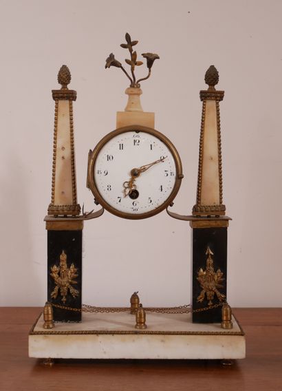 Petite pendule portique en marbre blanc et...