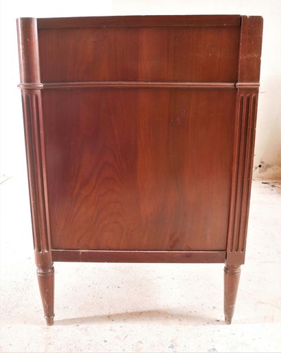 Commode en placage d'acajou à cinq tiroirs...