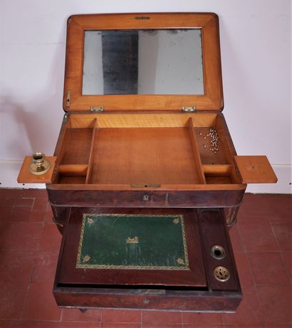 Lot :

- Travailleuse en placage d'acajou...