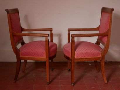 Suite de cinq fauteuils cabriolets en bois...