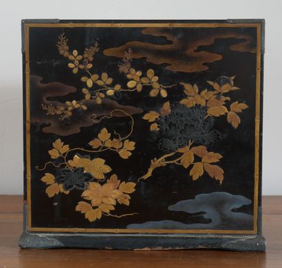Petit cabinet en laque noir à décor doré...