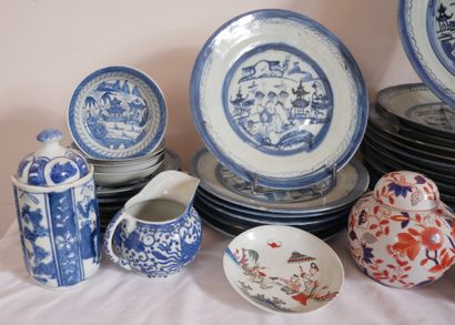 Lot d'assiettes en porcelaine bleu-blanc...
