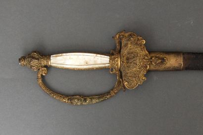 # Militaria

Épée d'Officier, pommeau à tête...