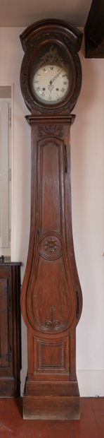 Horloge de parquet en noyer mouluré, sculpté...