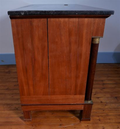 Commode à colonne détachée en placage d'acajou...