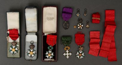 # Militaria :

- Médaille d'officier de l'ordre...