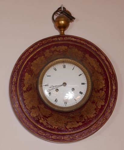 Pendule œil de bœuf en tôle relaqué rouhe...