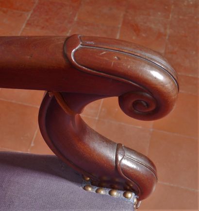 Paire de fauteuils en acajou, le haut du...