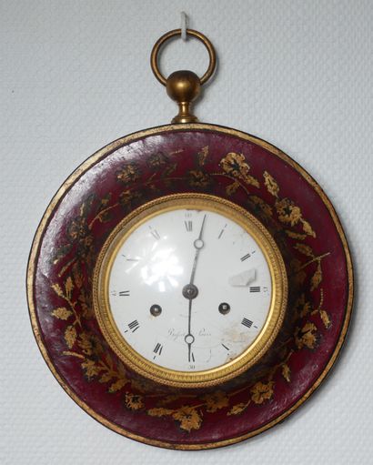 Pendule œil de bœuf en tôle relaqué rouge...