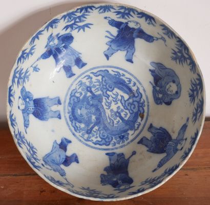 Paire de coupes sur talon en porcelaine blanc-bleu...