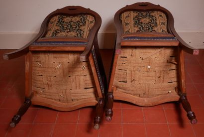 Paire de fauteuils en acajou, le haut du...