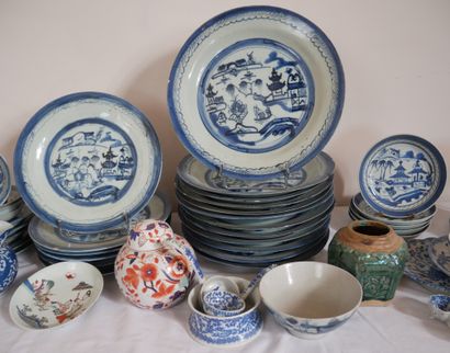 Lot d'assiettes en porcelaine bleu-blanc...