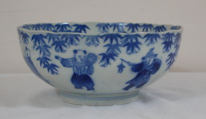 Paire de coupes sur talon en porcelaine blanc-bleu...