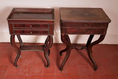 Lot :

- Travailleuse en placage d'acajou...