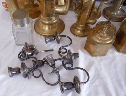 Lot de verseuses, bougeoirs en cuivre, étain...