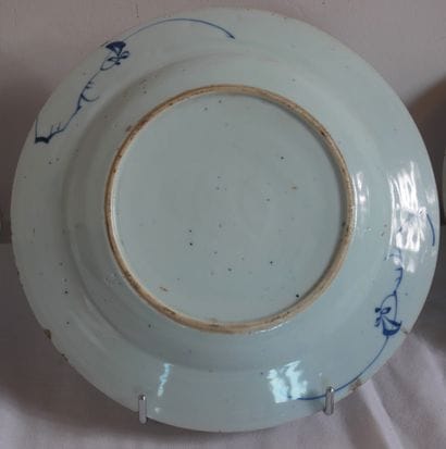 Cinq assiettes en porcelaine blanc-bleu à...