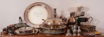 Lot en métal argenté : plats, timbales, bougeoirs,...