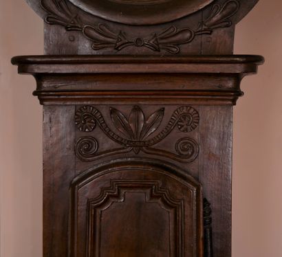 Horloge de parquet en noyer mouluré, sculpté...