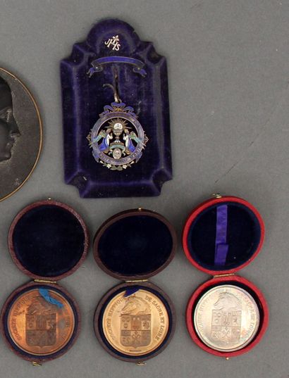 # Lot de médailles :

- Médaille en cuivre...