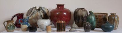 Lot de vases en céramique divers (petits...