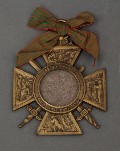 # Cadre présentoir en forme de Croix de guerre...