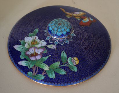 Covered candy box on heel in cloisonné metal...