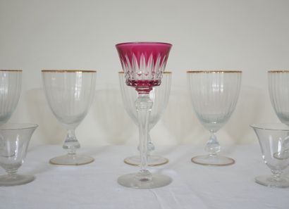 Lot:

- Seven wine glasses on foot in transparent...