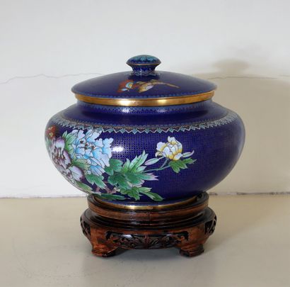 Covered candy box on heel in cloisonné metal...