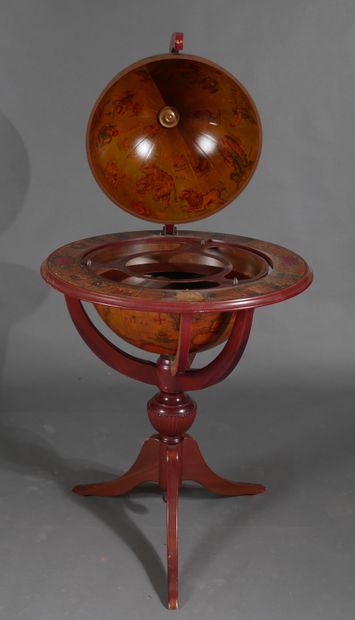 World map bar with lithographed decoration

H...