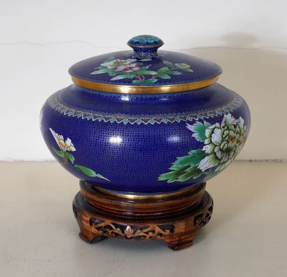 Covered candy box on heel in cloisonné metal...