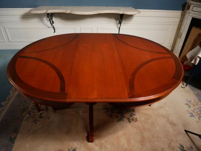 Round dining table, mahogany tone, four-legged...