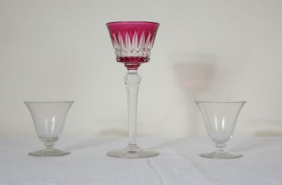 Lot:

- Seven wine glasses on foot in transparent...