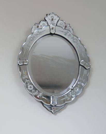 Oval engraved glass, Venice

62 x 40 cm ...