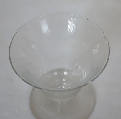Lot:

- Seven wine glasses on foot in transparent...