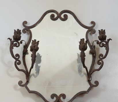 Wrought iron glass with four arms of light

H...