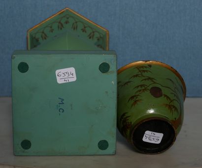 Lot :

- Tulipière in green lacquered sheet...