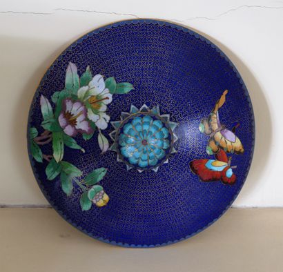 Covered candy box on heel in cloisonné metal...