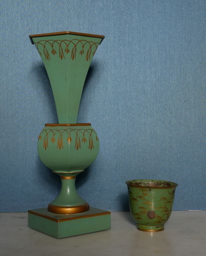 Lot :

- Tulipière in green lacquered sheet...
