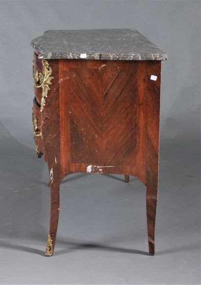 Veneer chest of drawers with three drawers...