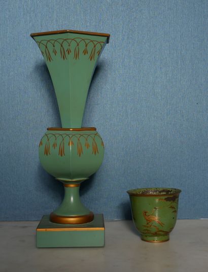 Lot :

- Tulipière in green lacquered sheet...