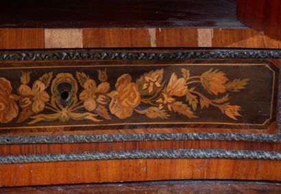 Veneer desk with flower inlays, Dutch work

H...