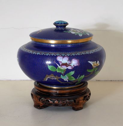 Covered candy box on heel in cloisonné metal...