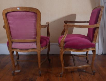Lot :

- Pair of Louis XV style natural wood...